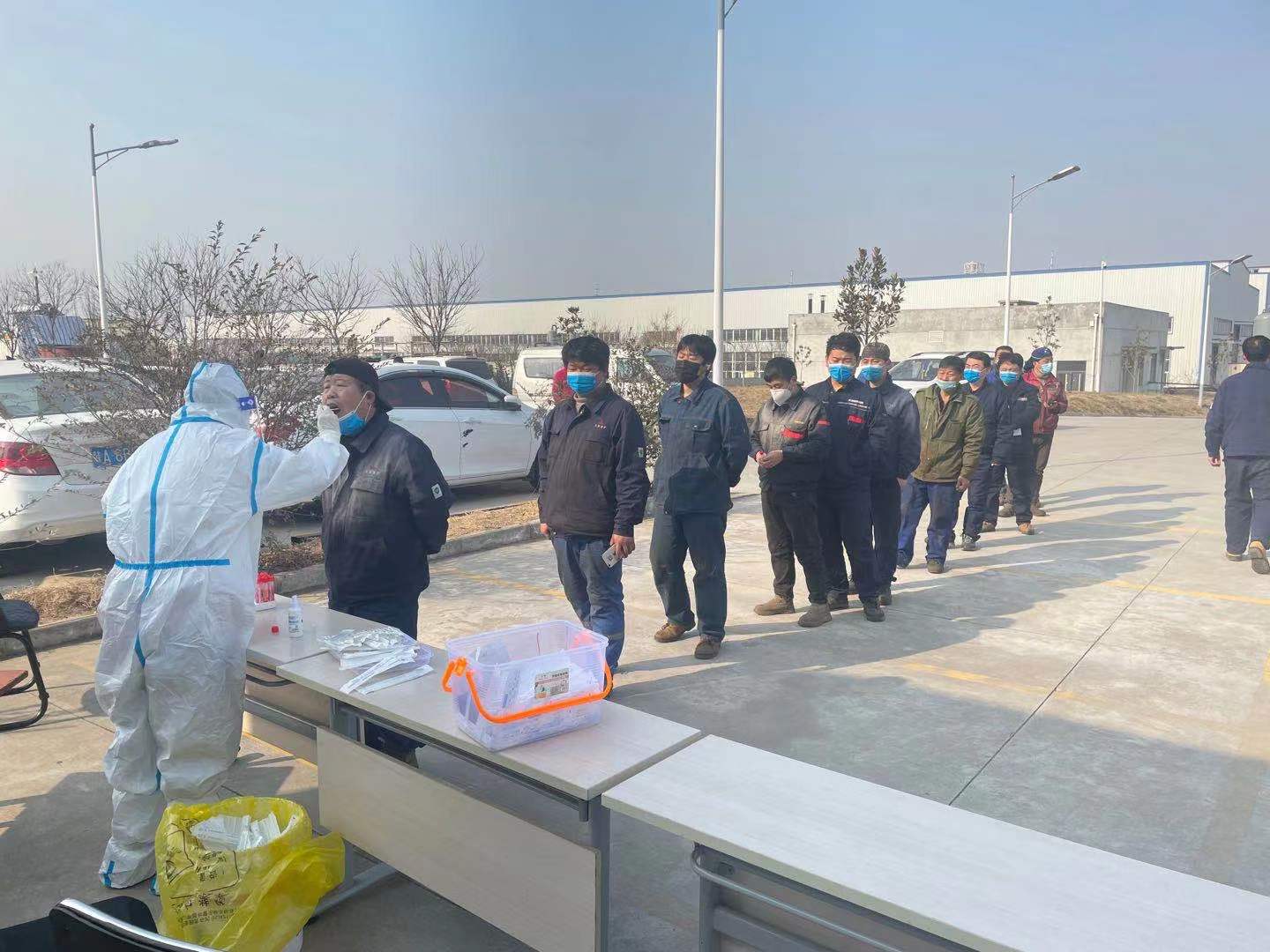 防疫進行中 今日單位自行組織做核酸(suān)檢(jiǎn)測 防疫進行中 今日單位自行組織(zhī)做核酸檢測